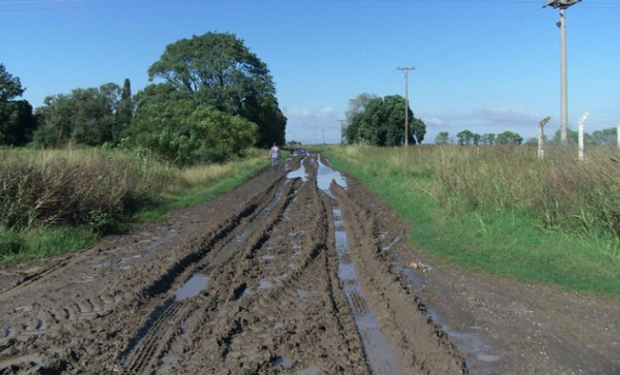 La actividad lechera necesita caminos para llegar a los tambos, a las casas y a toda la infraestructura”