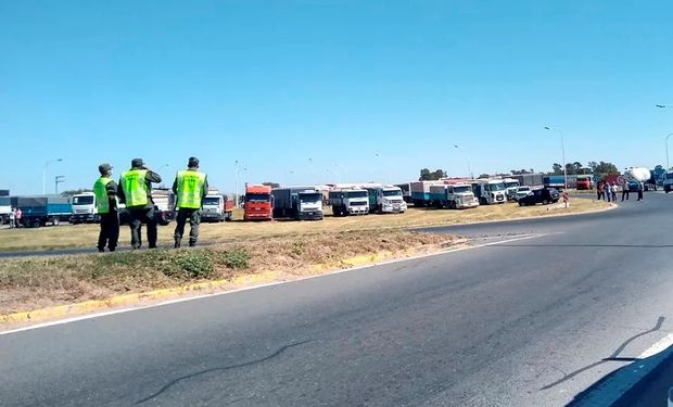 Comenzaron las movilizaciones de los camioneros por el gasoil y las tarifas