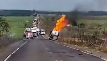 Explotó un camión cisterna con combustible explotó en el medio de la ruta