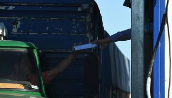 Duro rechazo de productores al intento de Santa Fe de cobrar US$ 1,5 por tonelada en los puertos: "Ya pagamos US$ 103 por tonelada de soja y US$ 1 por tonelada por el impuesto a los combustibles"