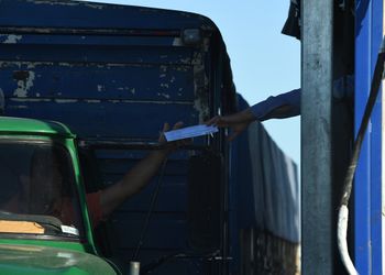 Duro rechazo de productores al intento de Santa Fe de cobrar US$ 1,5 por tonelada en los puertos: "Ya pagamos US$ 103 por tonelada de soja y US$ 1 por tonelada por el impuesto a los combustibles"