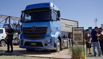 La alternativa para comprar camiones que crece fuerte: se puede financiar hasta el 100% de la unidad y la llevó Mercedes-Benz a Expoagro