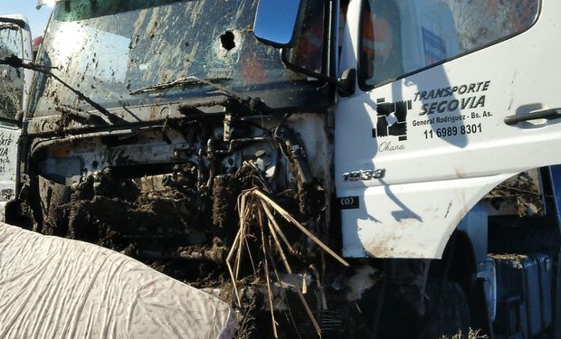 Qué se sabe del camionero que murió al querer pasar por un corte de transportistas