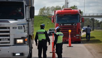 Un camionero bajó a controlar la carga y terminó detenido por "propagación de coronavirus"