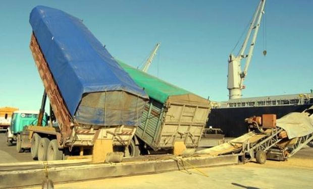 Camioneros deben enfrentar un complejo sistema mientras esperan para ingresar al puerto.