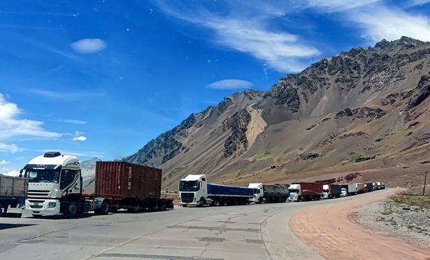 Más de 3000 camiones están varados en el cruce a Chile y escala el conflicto