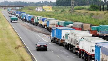 Falta que ingrese el 80% de los camiones con soja y el 70% con maíz al Gran Rosario