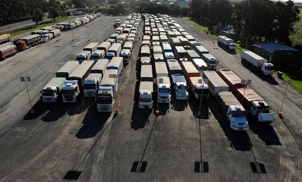 ¿Pueden colapsar los puertos del Gran Rosario? Comienzan los problemas con los cupos y bajaría el precio de la soja y el maíz