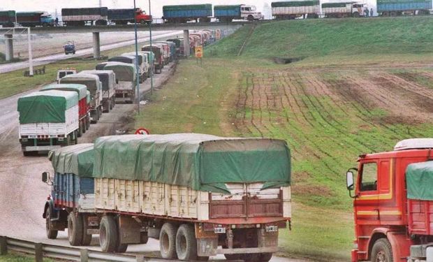 Altura del río, obras en rutas y trenes: la estrategia del Gran Rosario para recibir 1,7 millones de camiones durante la campaña 