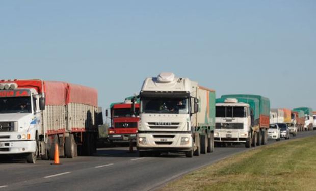 Congestión de camiones en los accesos a las terminales portuarias del Gran Rosario