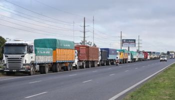 Las largas filas de camiones en los puertos ya impactaron en la liquidación de dólares: ingresaron un 23 % más de divisas que en marzo