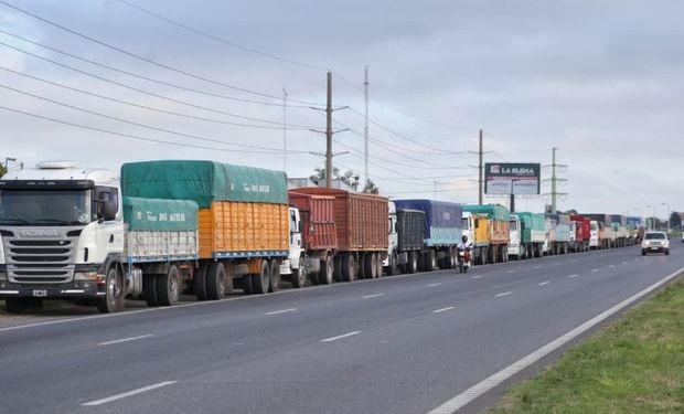 Las largas filas de camiones en los puertos ya impactaron en la liquidación de dólares: ingresaron un 23 % más de divisas que en marzo