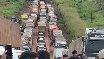 Casi 40 kilómetros de camiones con granos, una postal del caos logístico de la cosecha brasileña: se suma que un grupo de indígenas tomó un puerto de Cargill