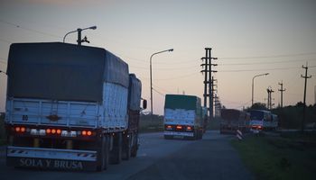 Sin precedentes: más de 850.000 camiones descargaron granos en el Gran Rosario y se espera un consumo de 1.439 millones de litros de gasoil