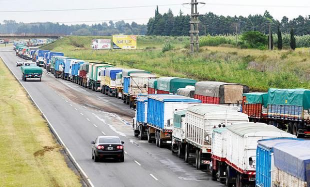 La coincidencia de camiones cargados con soja y la falta de concreción de obras de infraestructura provocan que las esperas para descargar sean demasiado prolongadas.