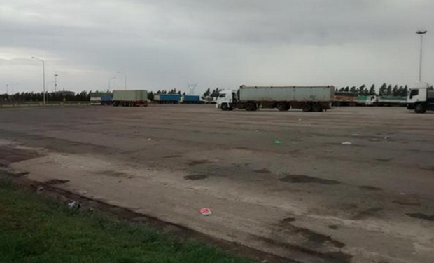 La playa de estacionamiento de Louis Dreyfus, en General Lagos, fue liberándose paulatinamente, y en el día quedará vacía. Fuente: @Agroentregas