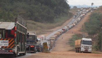 Unos 3.000 camiones con soja están varados en Brasil
