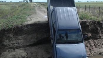 Córdoba: una camioneta cayó en el cruce de un camino rural en mal estado y sin señalizar