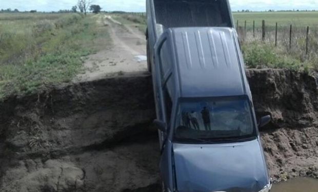 La camioneta quedó con importantes daños. Foto: Productores de Las Varillas