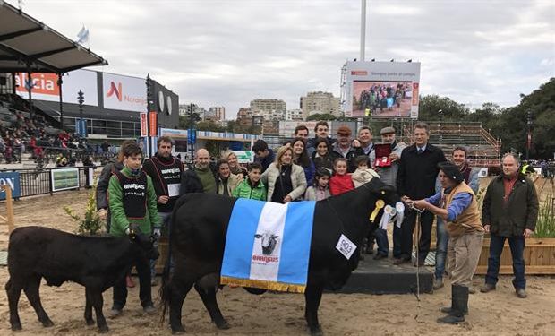 La jura, realizada esta mañana en la pista central, se dio con una tribuna repleta