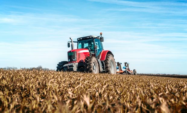 Máquinas e os equipamentos agrícolas têm facilitado muito a vida do produtor rural, diz instrutor. (foto - Freepik)