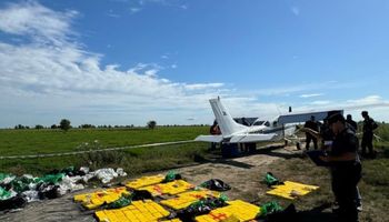 Le aterrizó una avioneta de emergencia en el campo y los ayudó hasta que se dio cuenta que era droga