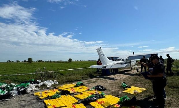 Le aterrizó una avioneta de emergencia en el campo y los ayudó hasta que se dio cuenta que era droga