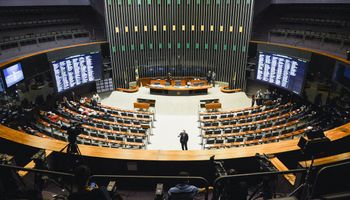 Câmara protocola PEC que permite ao Congresso derrubar decisões do STF