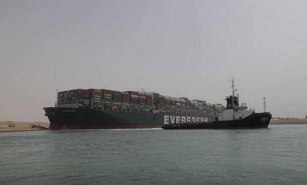 "Ballena varada": podrían tardar semanas en liberar el buque que se clavó en el Canal de Suez