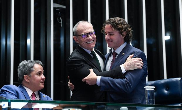 Relator, Contarato celebra o resultado com Veneziano, que preside a sessão, sob o olhar atento de Efraim Filho. (Foto - Jefferson Rudy/Agência Senado)