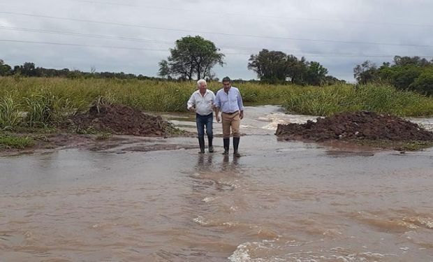 Jorge Capitanich recorriendo las zonas anegadas.