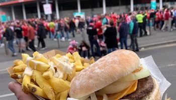 Inglaterra: dejan de vender hamburguesas de carne vacuna en las canchas por las emisiones de carbono