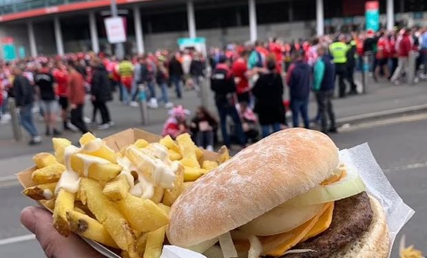 Inglaterra: dejan de vender hamburguesas de carne vacuna en las canchas por las emisiones de carbono