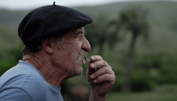 El "último" gaucho de Uruguay que vive hace 50 años en el campo y lucha contra jabalíes
