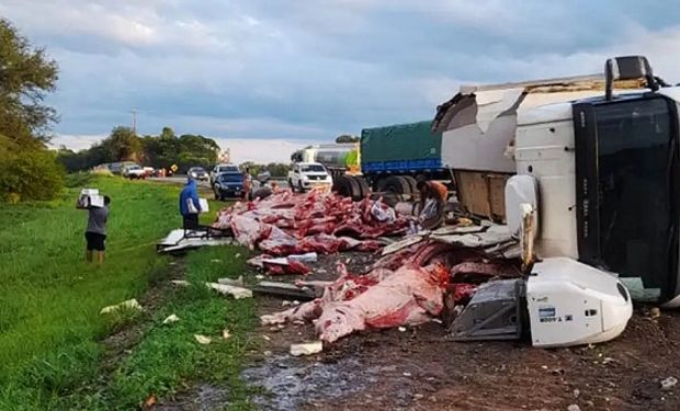 “Se llevaron hasta la última achura”: volcó un camión frigorífico y en menos de una hora se llevaron 11.000 kilos de carne