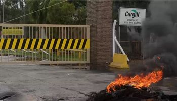 Bloqueo frente a la planta de Cargill: no ingresan camiones por un reclamo de la UOCRA