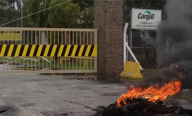 Bloqueo frente a la planta de Cargill: no ingresan camiones por un reclamo de la UOCRA