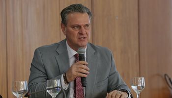 Ministro da Agricultura, Carlos Fávaro, é exonerado em manobra do Governo