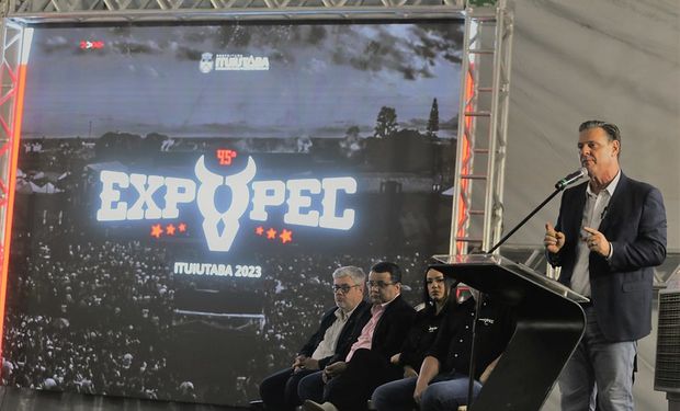 Antes da abertura, o ministro se reuniu com as lideranças e entidades da agropecuária locais. (Foto: Carlos Silva /Mapa)