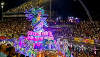 Carnaval 2026 homenageia Lula e leva agro e MST à avenida