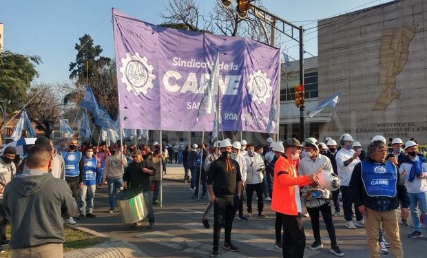 El sindicato de los trabajadores de la carne salió a la calle y pidió la apertura de las exportaciones