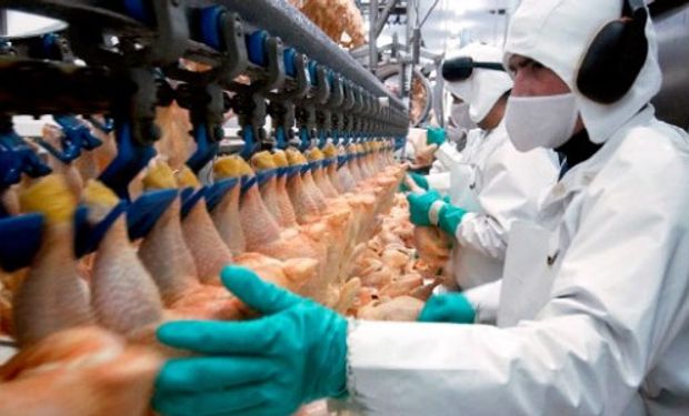 Se oficializó el aumento salarial para los trabajadores avícolas 