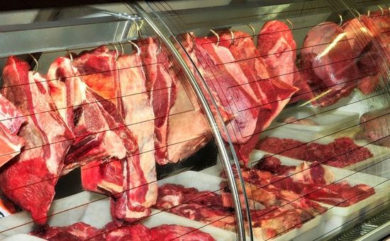 Consumo mais lento na segunda quinzena de maio e maior competitividade do frango pressionam mercado interno, enquanto exportações seguem em ritmo forte