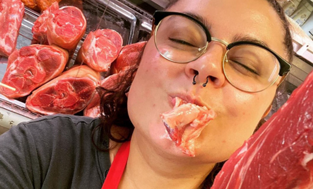 Peligroso: la chef que come carne cruda y dice que es saludable