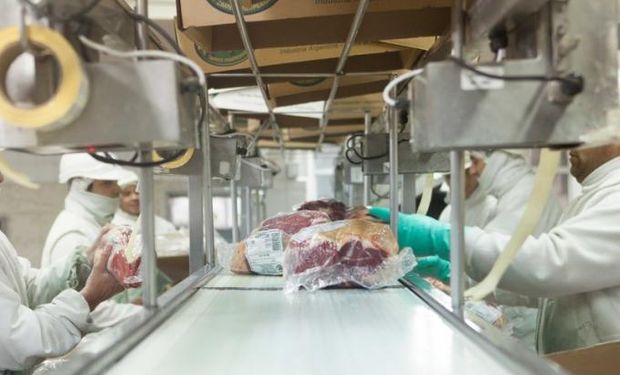 La exportación de carne, bajo la mira: Aduana suspendió por 45 días a un importante frigorífico