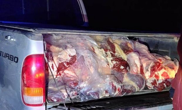 Llevaban 400 kilos de carne sin refrigeración en una camioneta y 140 en un auto: tenían antecedentes y los agarraron llegando a Río Negro