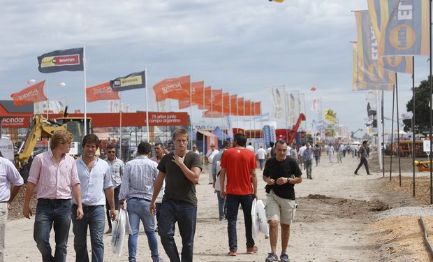 Jóvenes recorriendo Expoagro.