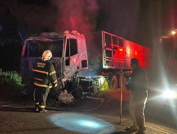 Bombeiros combatem incêndio em carreta com soja em Alto Araguaia no Mato Grosso