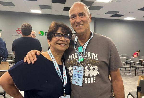 Casal de ex-colaboradores da Massey Ferguson posa junto durante o lançamento do livro Legendários, em evento realizado na unidad