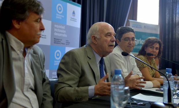 Casamiquela junto al Jefe de Gabinete,Héctor Espina, y los Secretarios Rodríguez y Campos Bilbao.